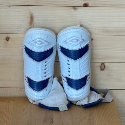 Fotbollsbenskydd Umbro.
