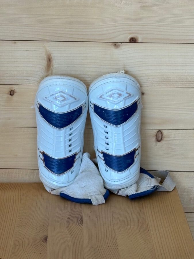 Fotbollsbenskydd Umbro.